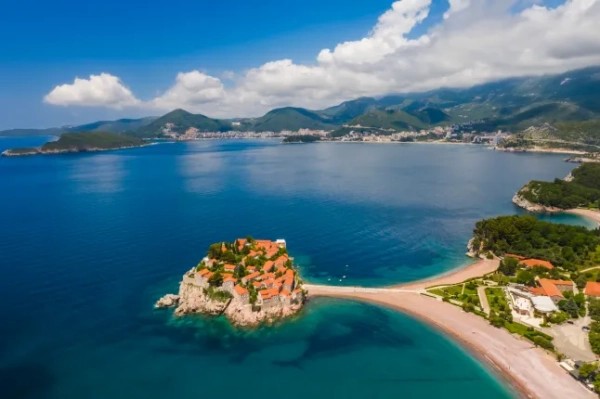 Вид з повітря на острів Светі-Стефан у Будві в прекрасний літній день, Чорногорія.