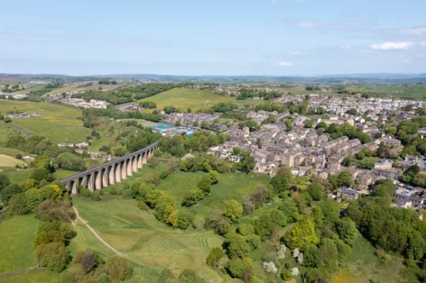 Аерофотознімок міста Торнтон, села в межах столичного району міста Бредфорд у Західному Йоркширі, Англія, зроблений з дрона, на якому видно село та віадук влітку.