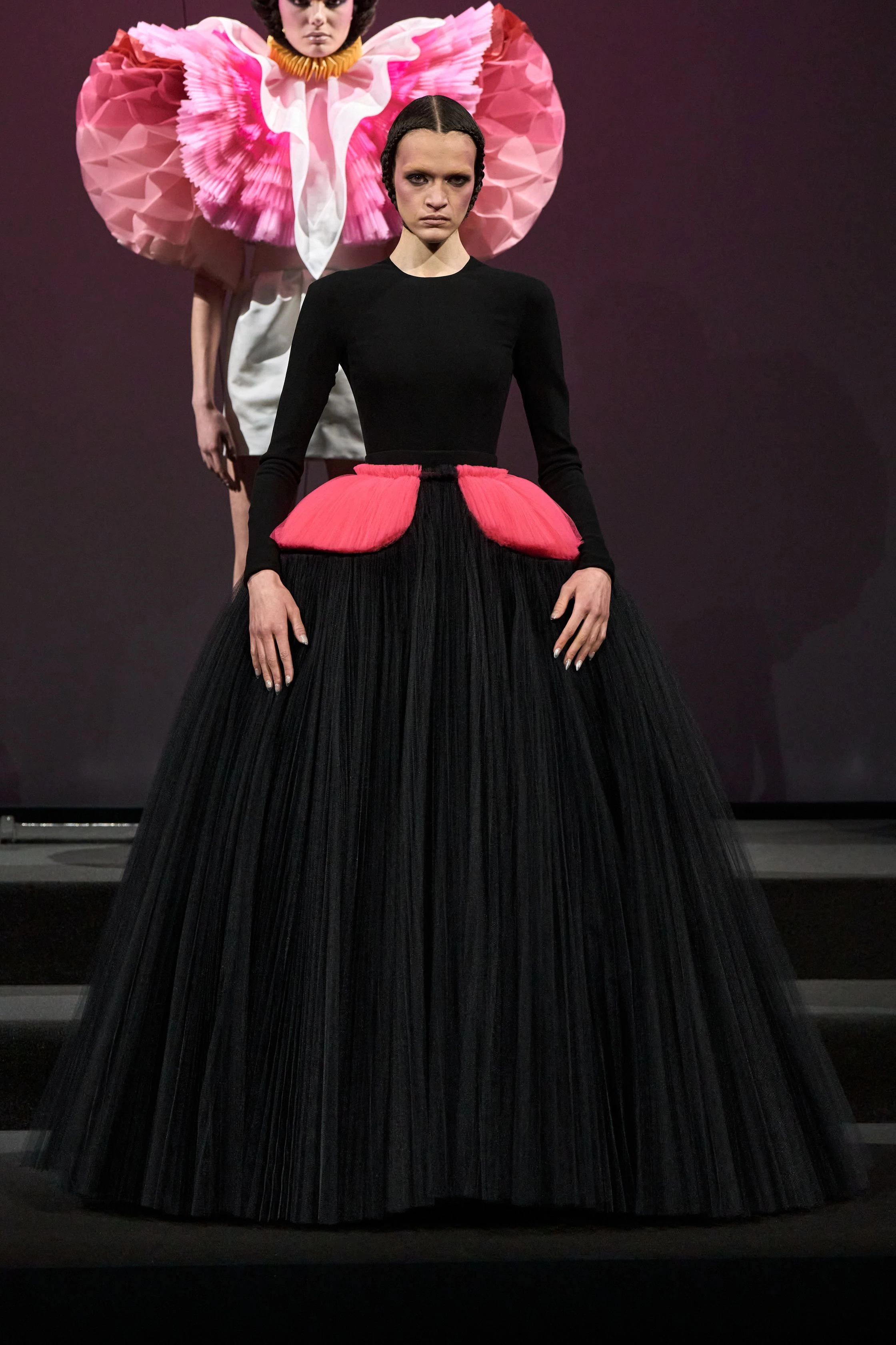 Високо вгору: Viktor & Rolf презентують свіжий кутюрний показ
1