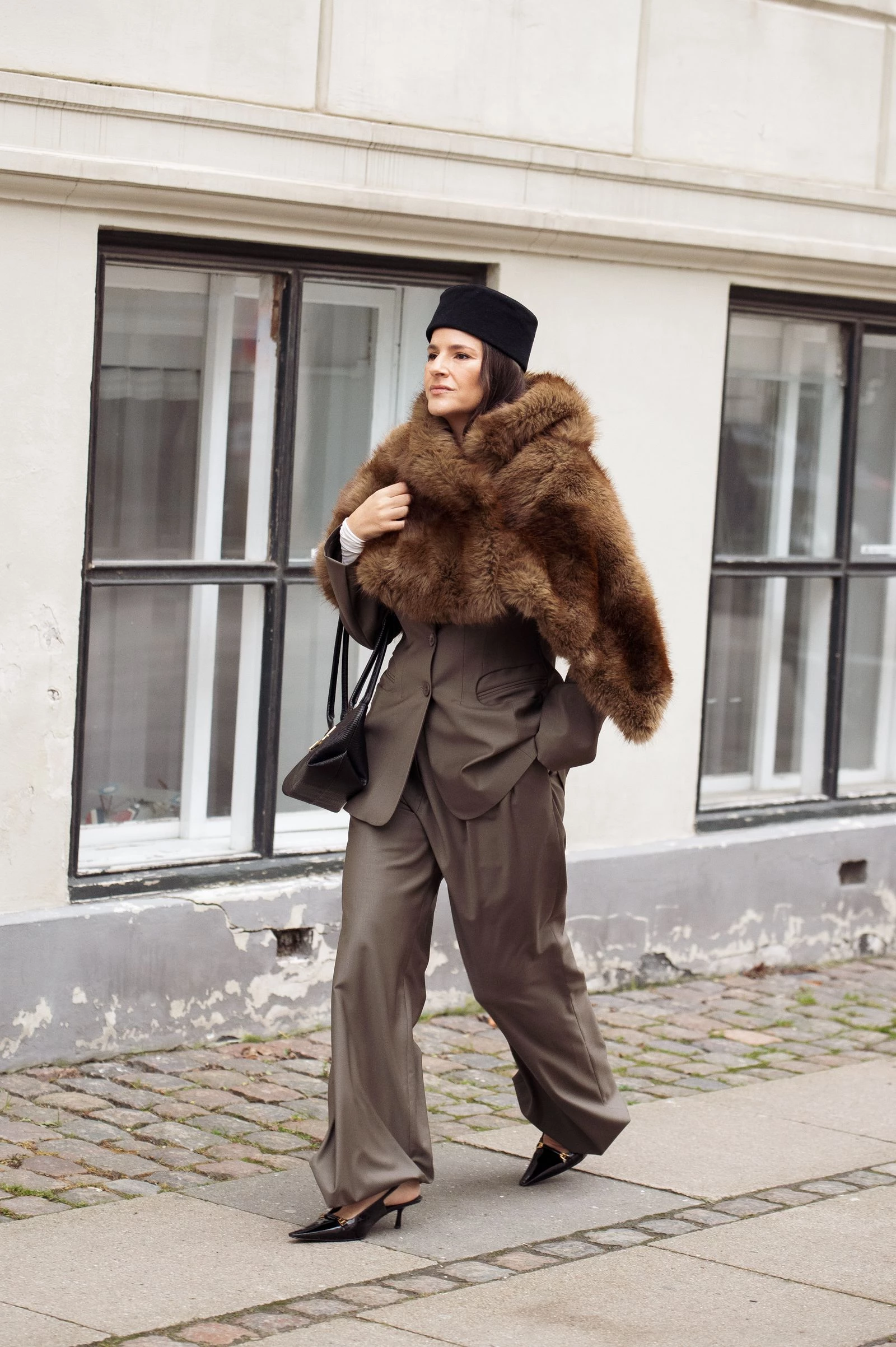 Ось яке взуття замінить підбори у новорічну ніч для стильних дівчат, роблячи їх ще моднішими.
0