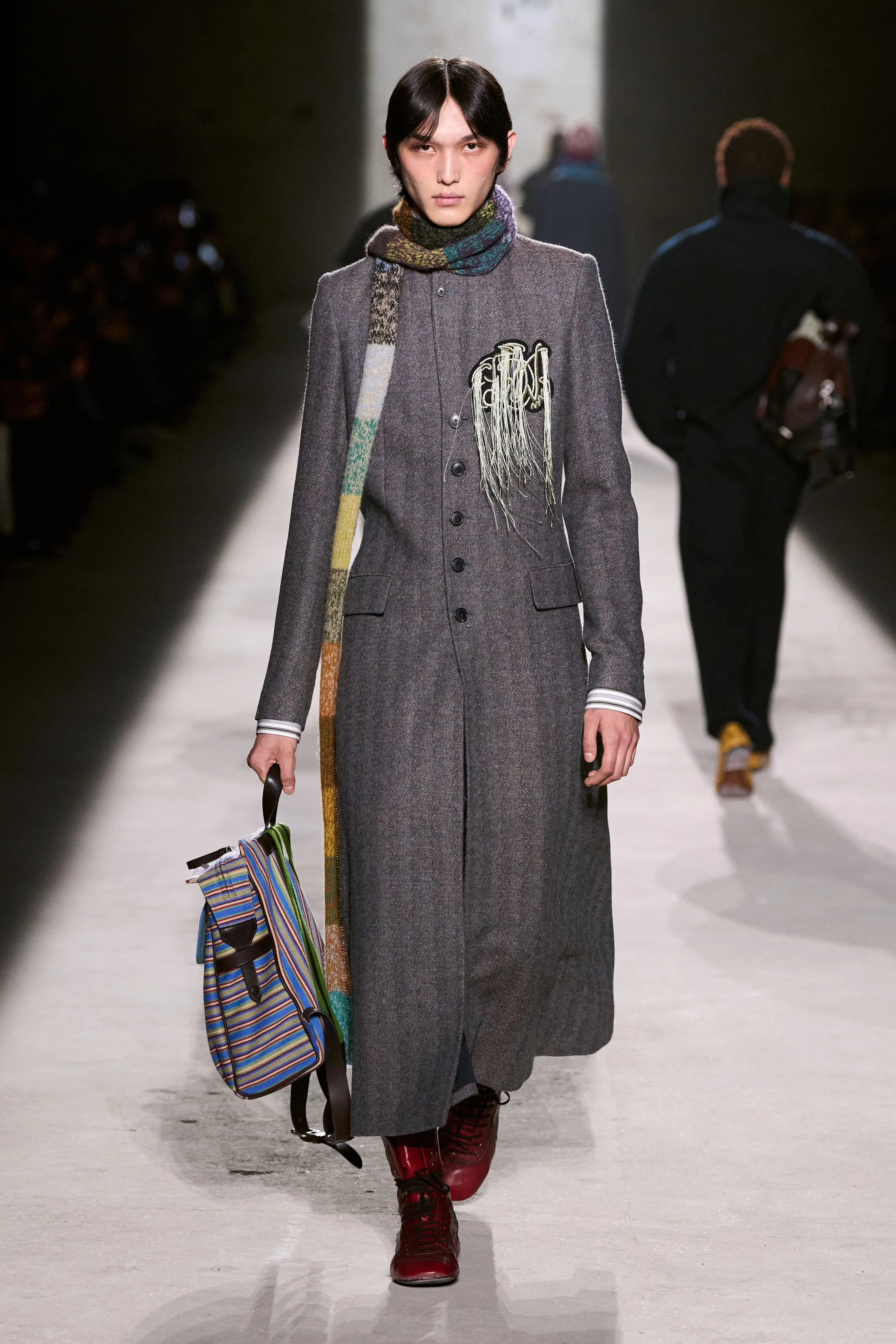 Недосконале змужніння: свіжа чоловіча лінія Dries Van Noten сезон осінь-зима 2026/2027
1