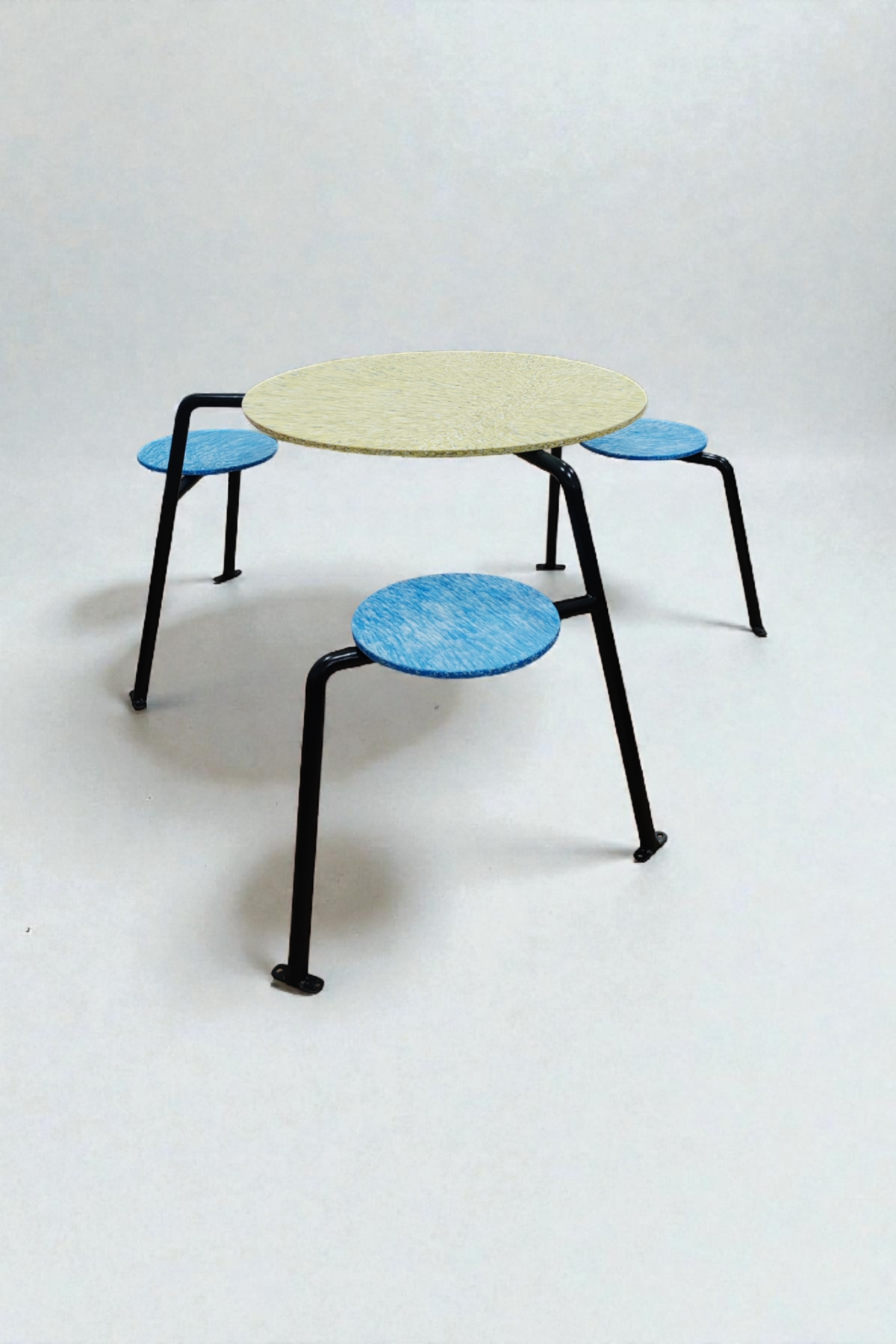 Створення Доступності: Як Recast Plastic, бренд меблів, впроваджує інклюзивність в дизайн.
4