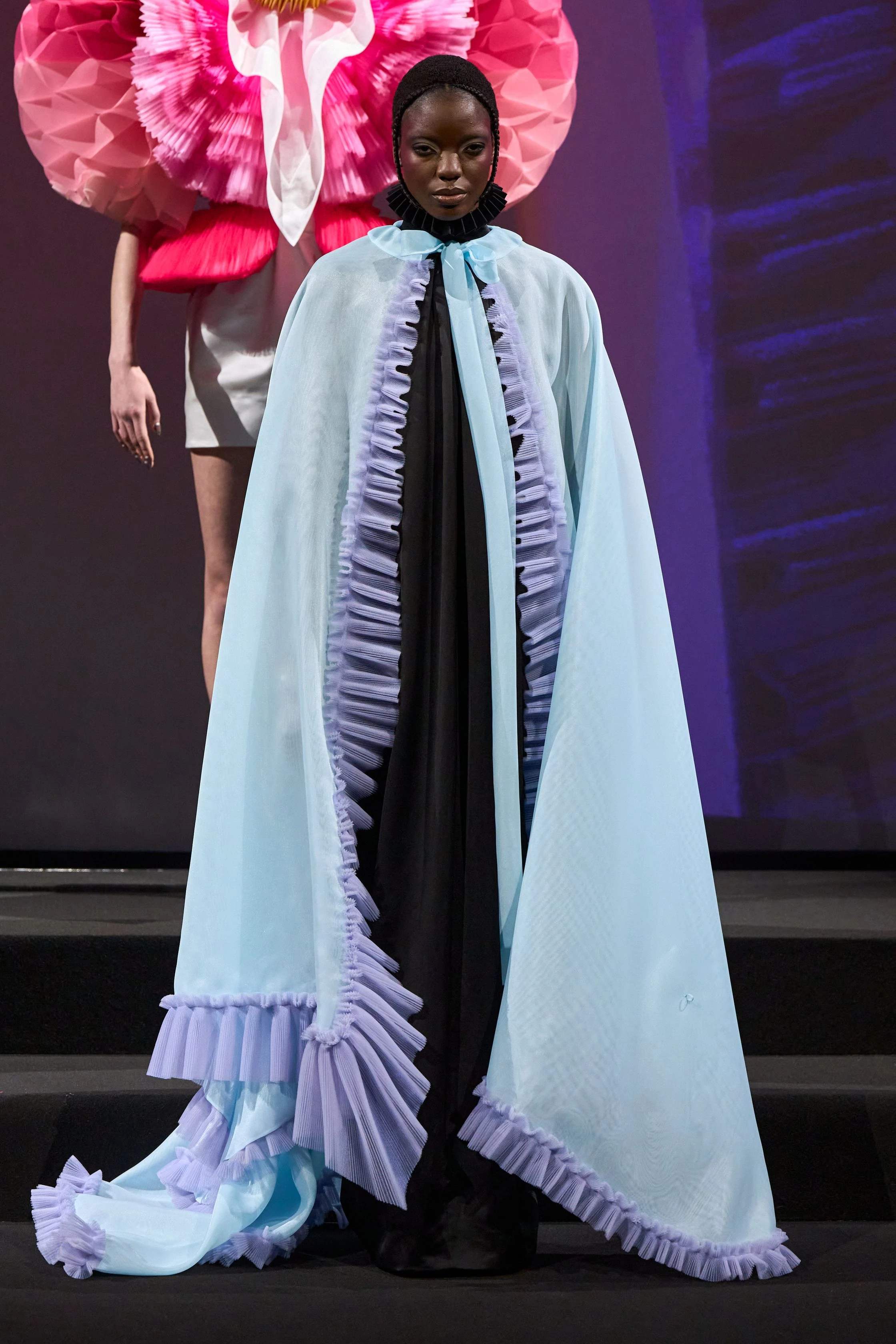 Високо вгору: Viktor & Rolf презентують свіжий кутюрний показ
3