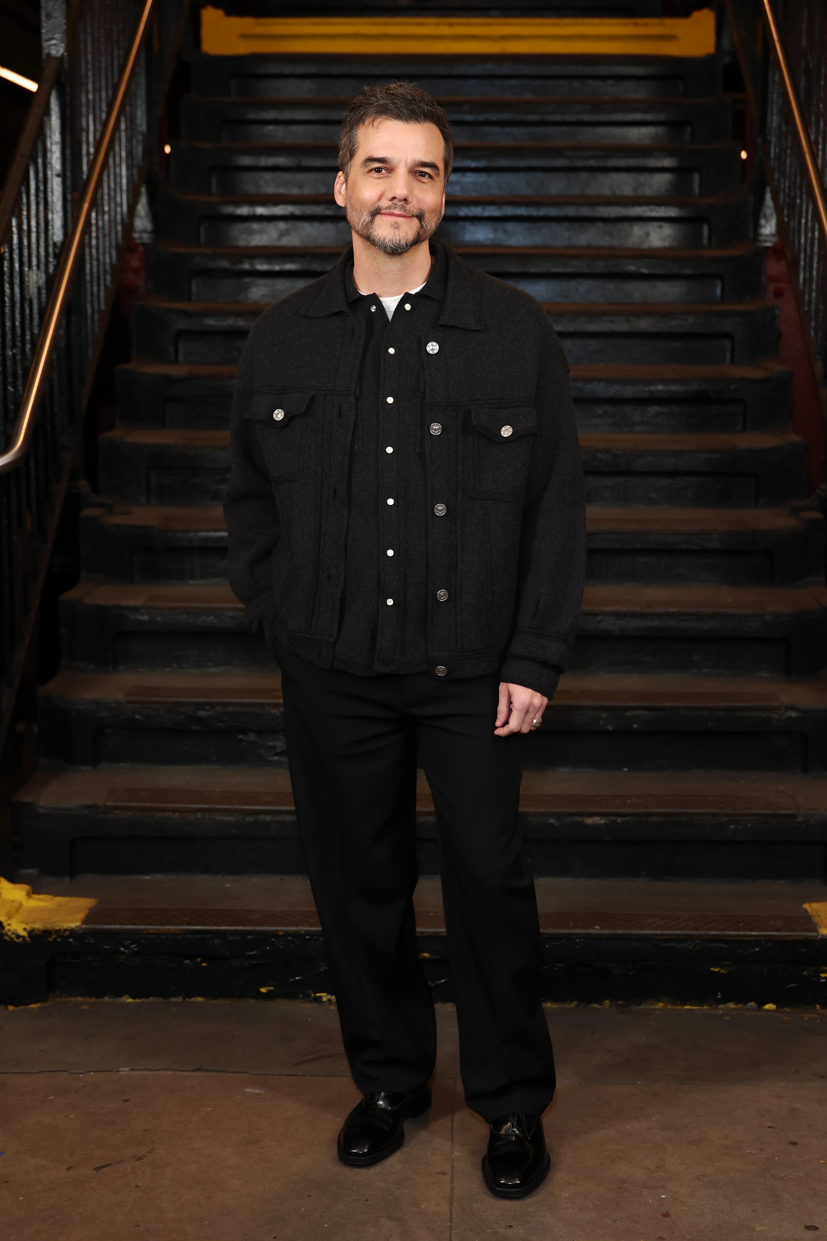 Вагнер Моура на шоу CHANEL Métiers d’art 2026 в Нью-Йорку7