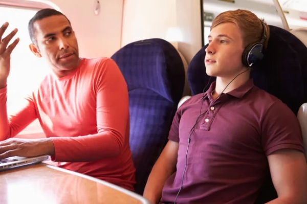 Молодий чоловік турбує пасажирів поїзда гучною музикою