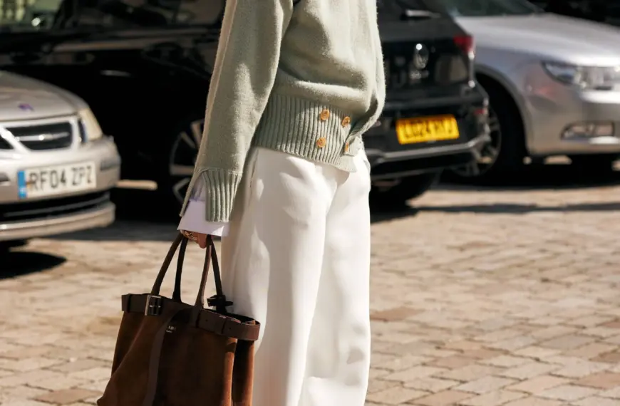 Світлі деніми та темні ботфорти: ключовий зимовий тандем 2026