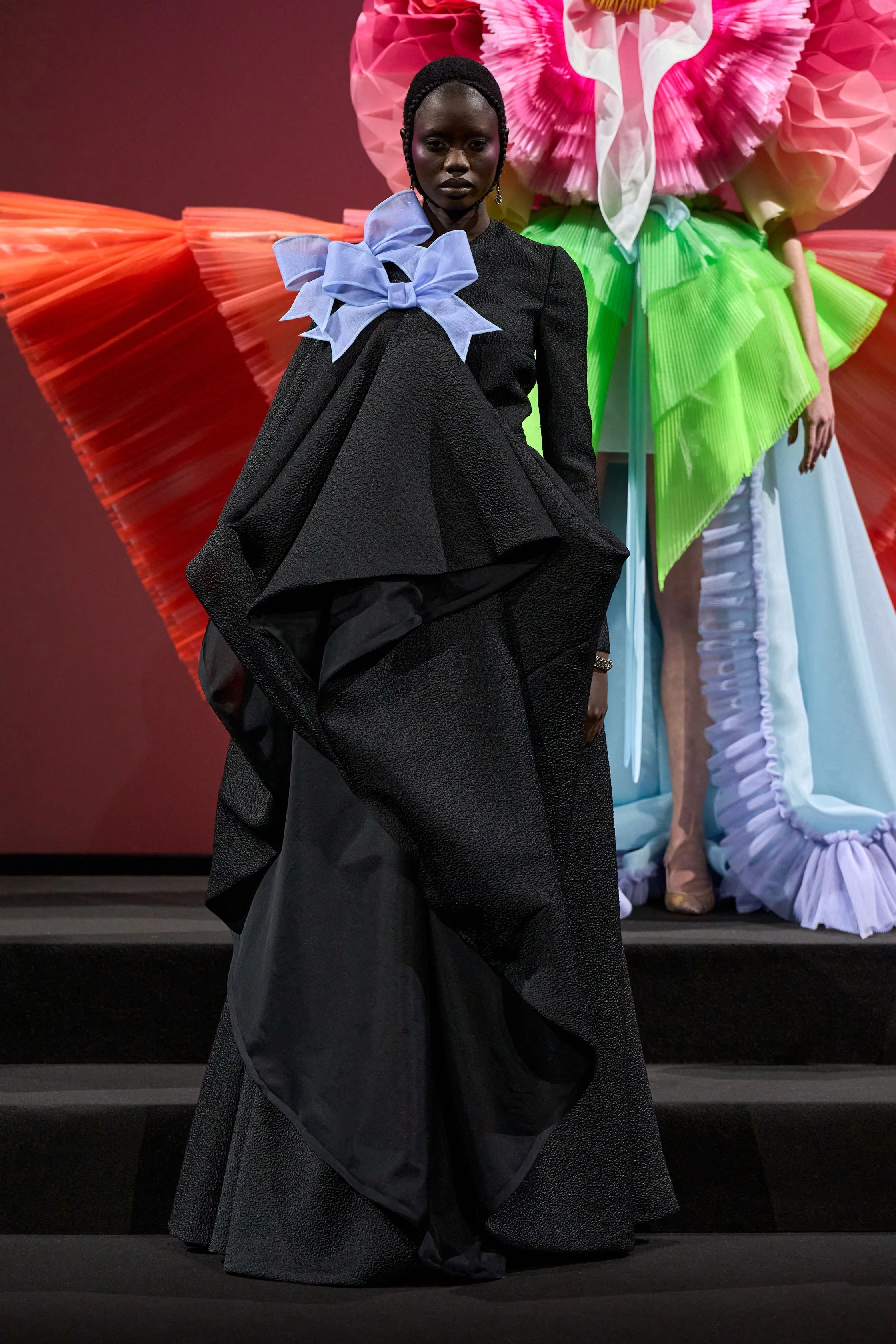 Високо вгору: Viktor & Rolf презентують свіжий кутюрний показ
2