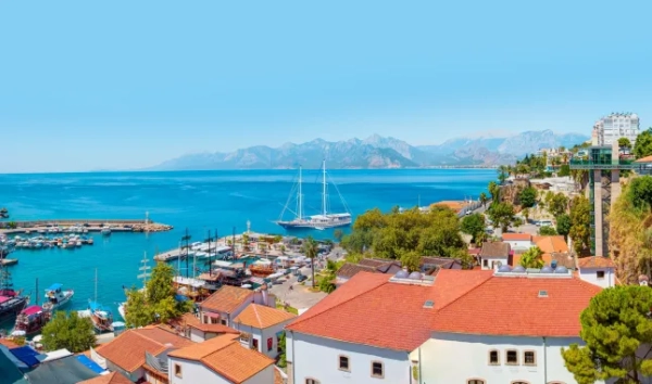 Вид з повітря на Старе місто Анталії або гавань (Калейчі), затока з кораблями та човнами влітку - Анталія, Туреччина