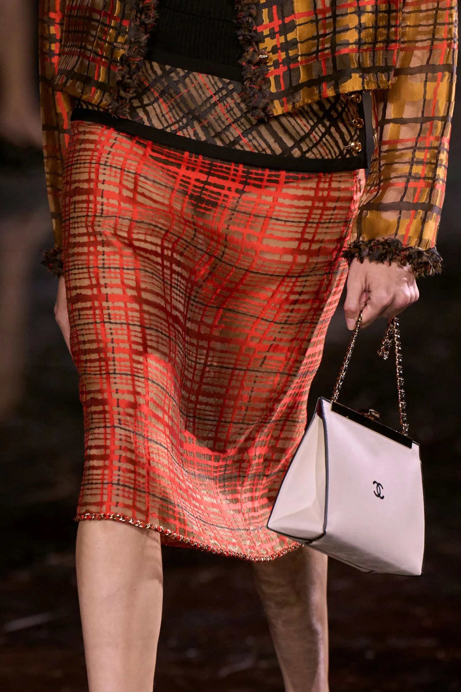 Прозора спідниця-сліп Chanel – must-have сезону 2026.
2