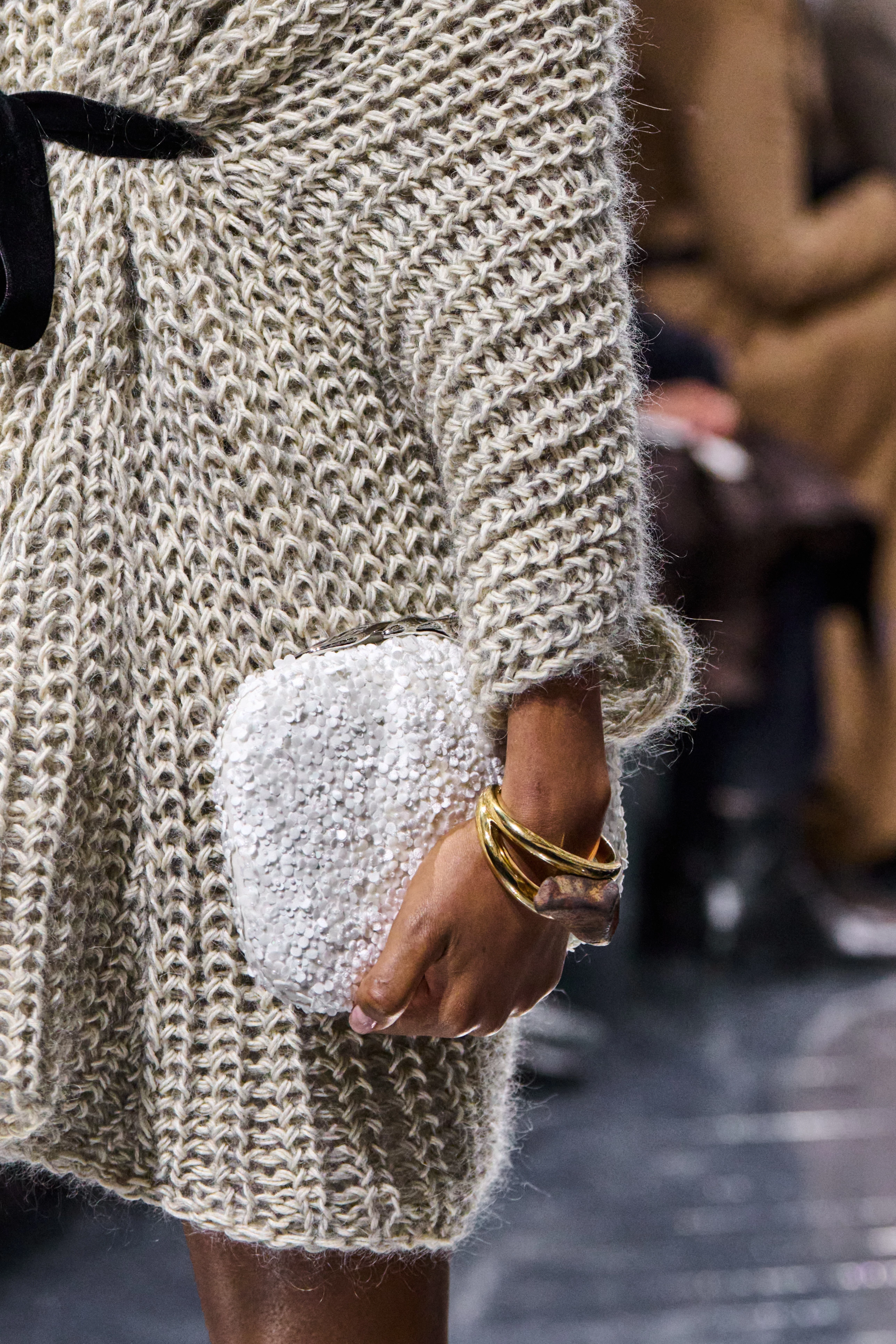 Dior знову робить трендовими незвичайні сумки.
16