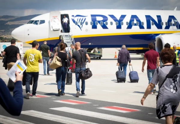 Комізо, Сицилія, Італія: Пасажири сідають на Ryanair на злітній смузі