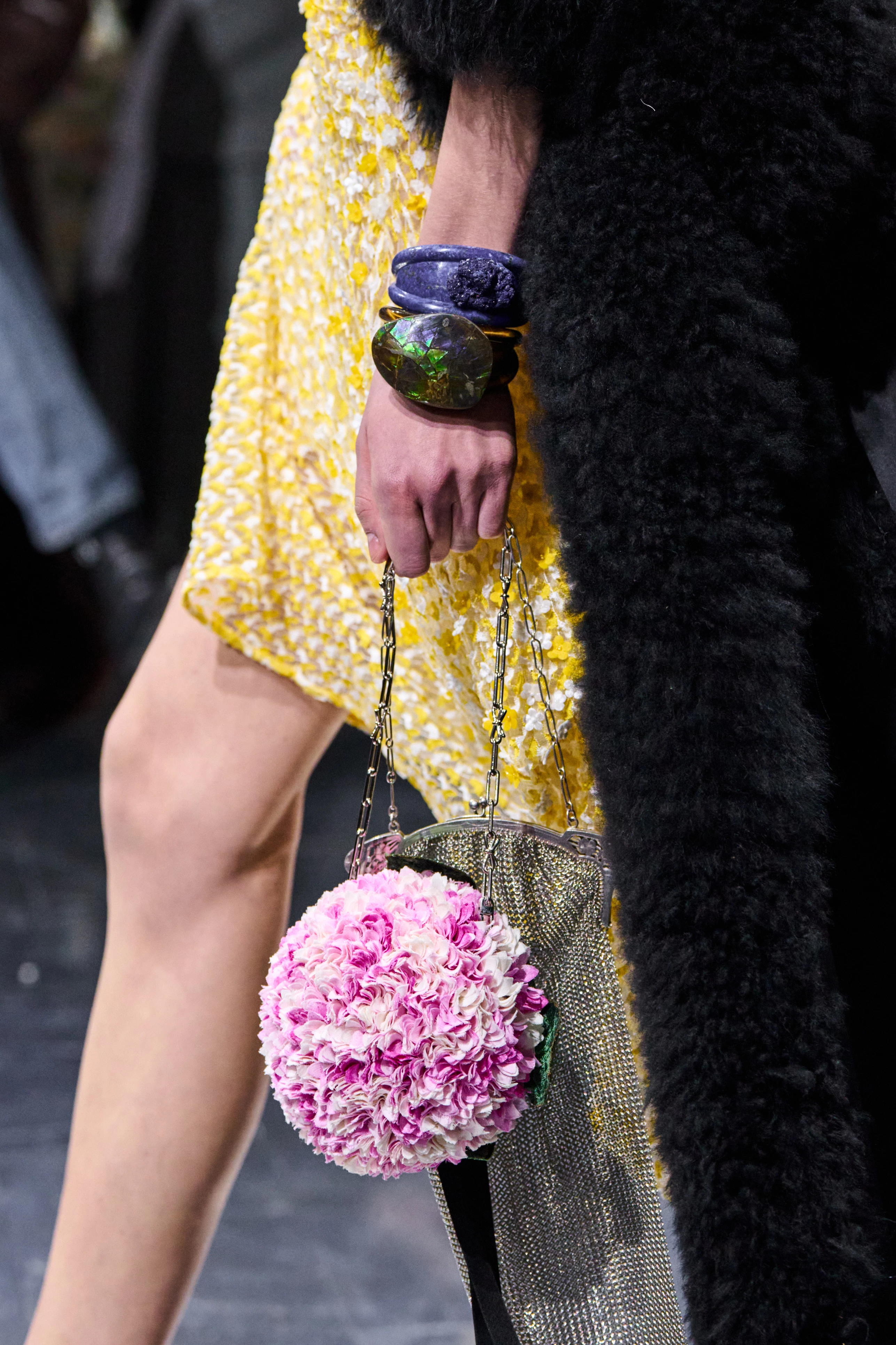 Dior знову робить трендовими незвичайні сумки.
11