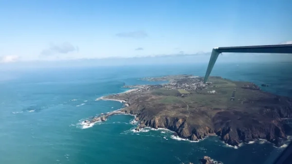 Вид з повітря на невеликий острів Олдерні в Нормандському каналі з легкого літака, що вилітає з невеликого аеропорту ясного літнього дня.