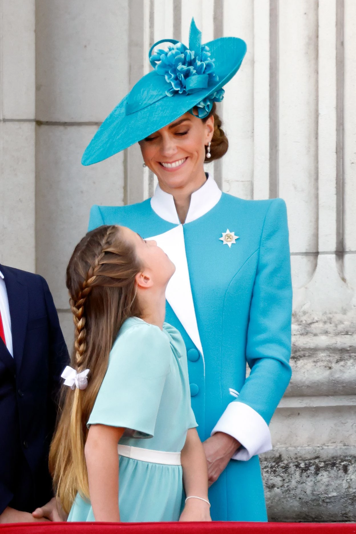 Кейт Міддлтон у пальті-сукні аквамаринового кольору від Catherine Walker під час церемонії Trooping the Colour4