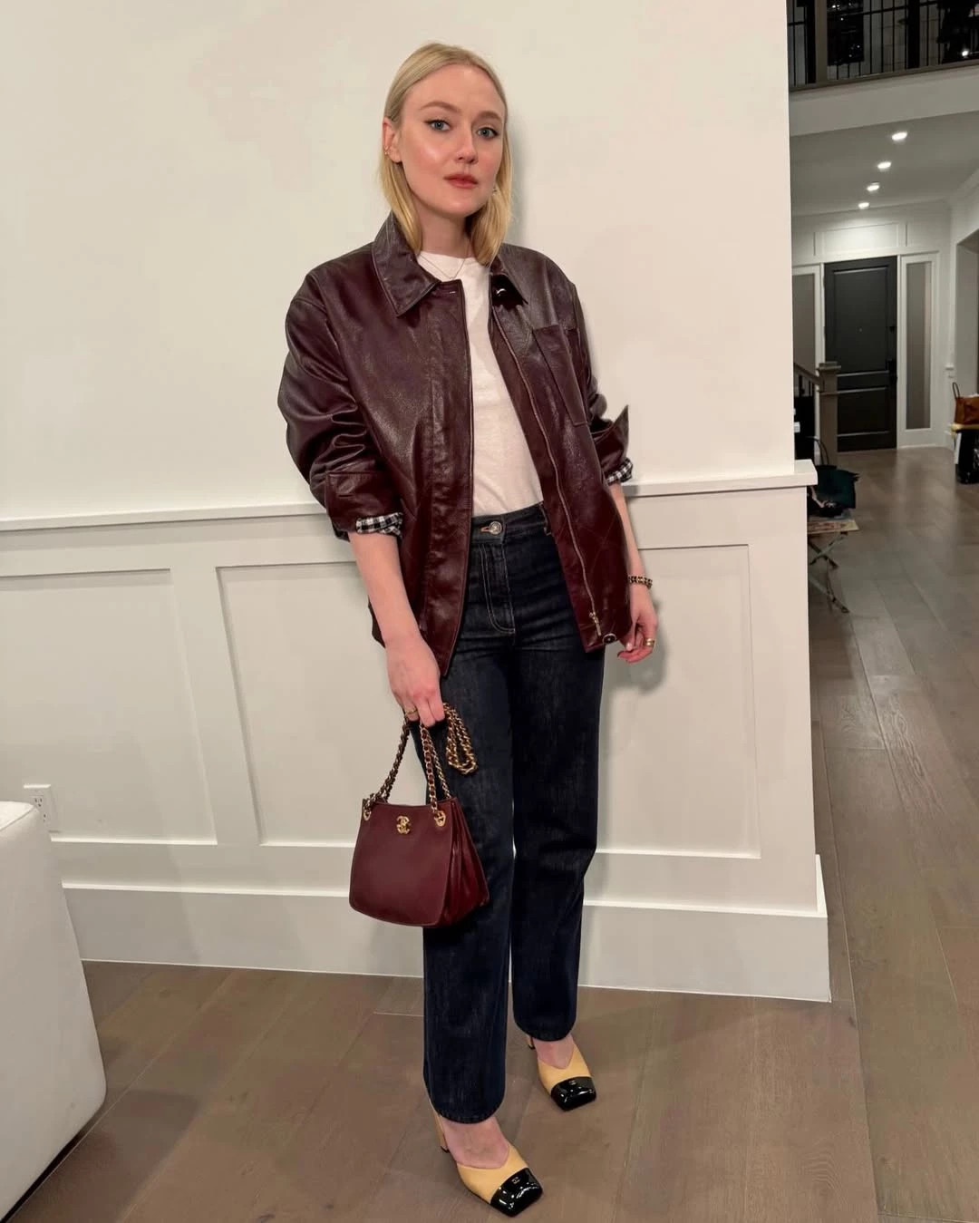 Дакота Феннінг показує, як створити макіяж halo lips
0