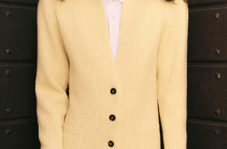 Жовтий джемпер: яскравий крок до весни.