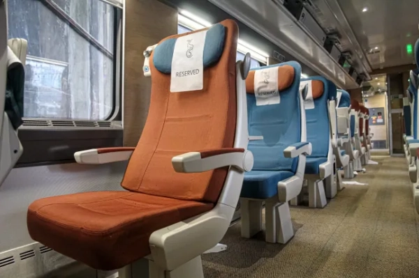 ЛОНДОН, АНГЛІЯ – 15 березня 2024 року. Місця всередині спального поїзда Caledonian на станції Юстон у Лондоні; Shutterstock ID 2438191679; замовлення_на_продаж: -; робота: -; клієнт: -; інше: