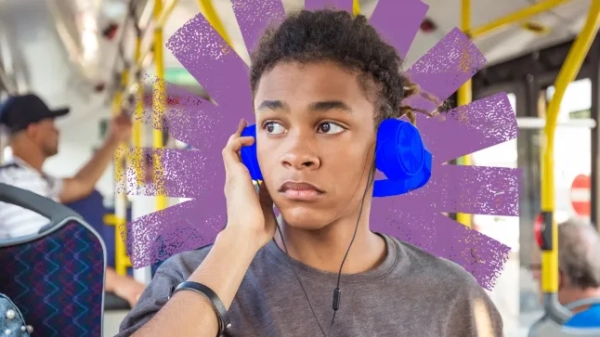 Чоловік у навушниках у метро оглядає інших пасажирів