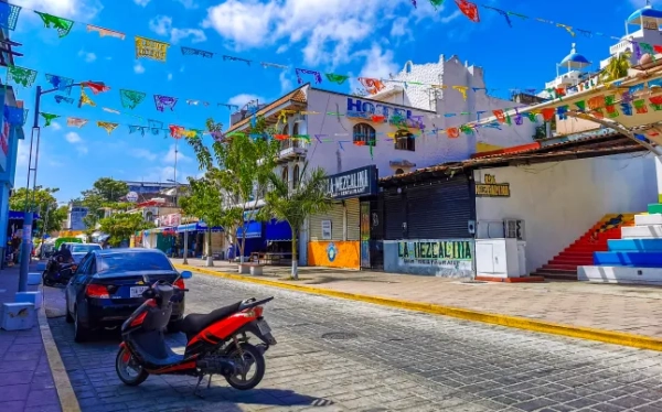 Типовий красивий барвистий туристичний вулиця тротуару міста Пуерто-Ескондідо, Мексика.