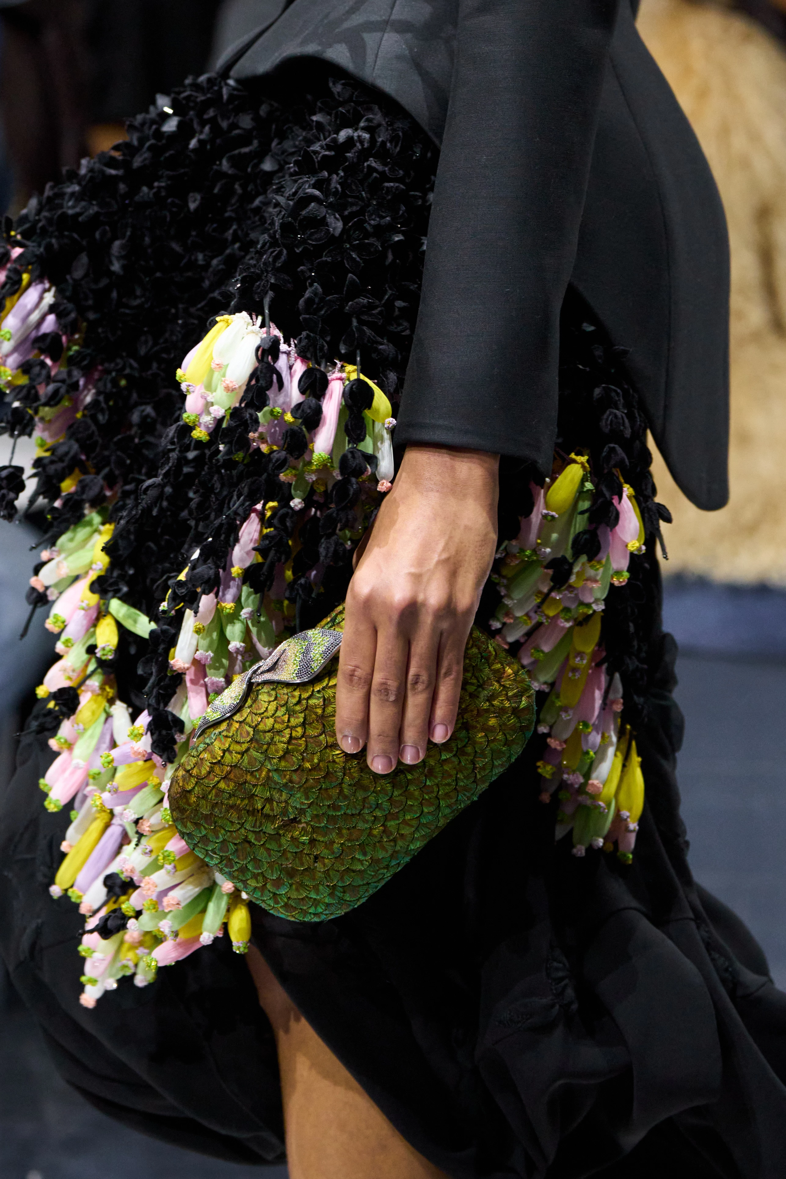 Dior знову робить трендовими незвичайні сумки.
19