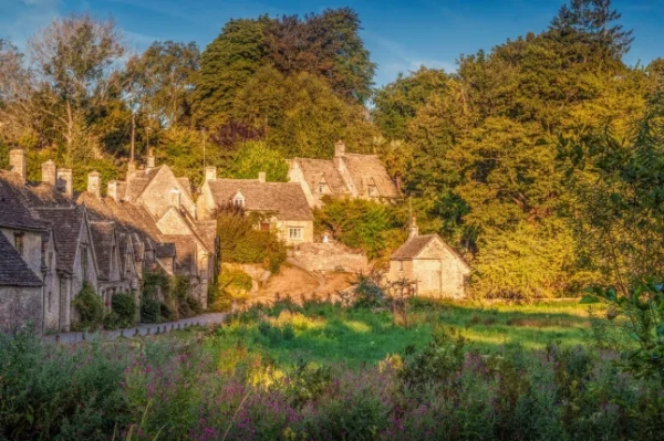 Рядові будинки на Арлінгтон-Роу в містечку Бібері в Котсуолді