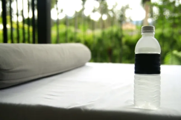 Чому завжди варто кидати пляшку з водою під ліжко в готелі