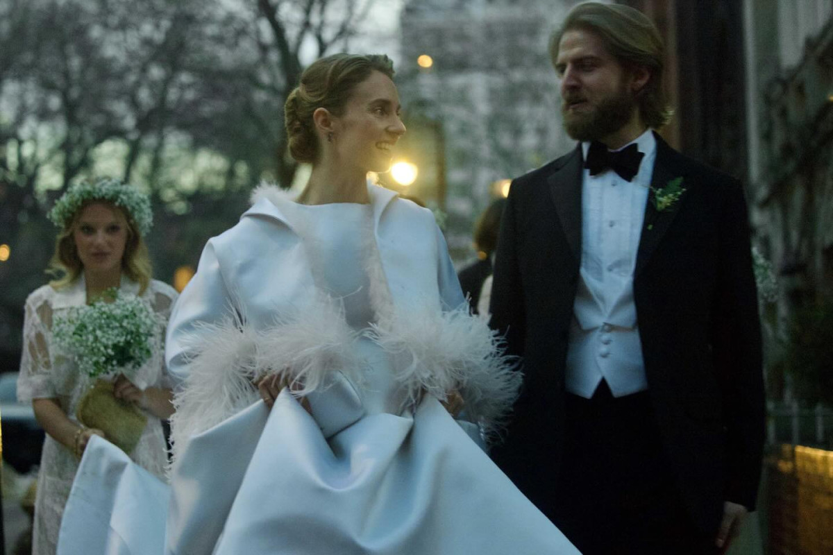 Спадкоємиця Ітана Гоука й Уми Турман побралася на закритій церемонії з акторами "Stranger Things" — світлини
2