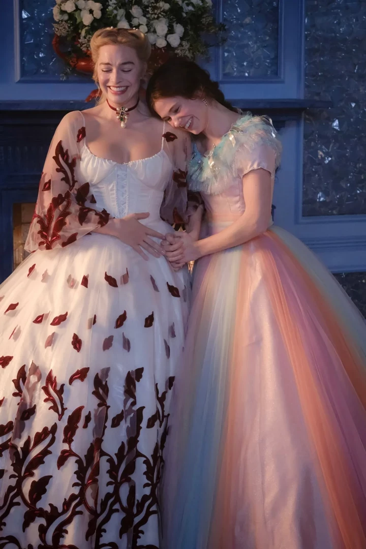 Залаштунки пошиття вбрання для фільму "Буремний перевал"
9