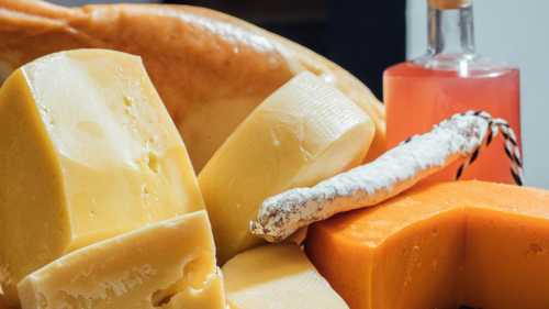 Як уникнути цвілі на сирі в холодильнику