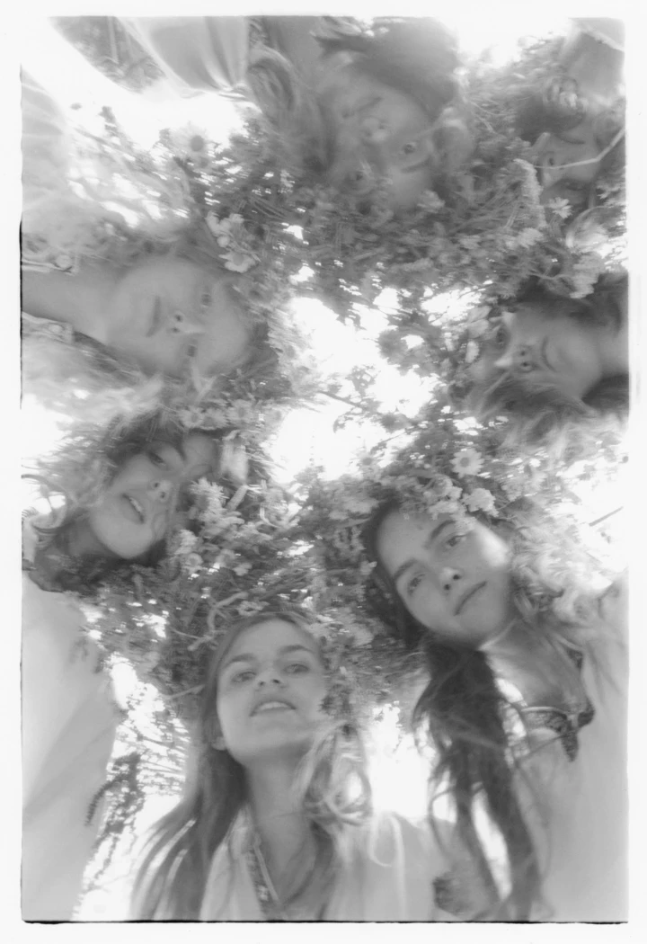 Київська фотовиставка "Солоні роси": чари Карпат, жіноча воля та чуттєвість.
3