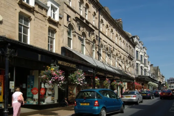 Гаррогейт, Велика Британія - 25 травня 2022 року: Вулиця, що метушиться з покупцями на вулиці Принців у Гаррогейті