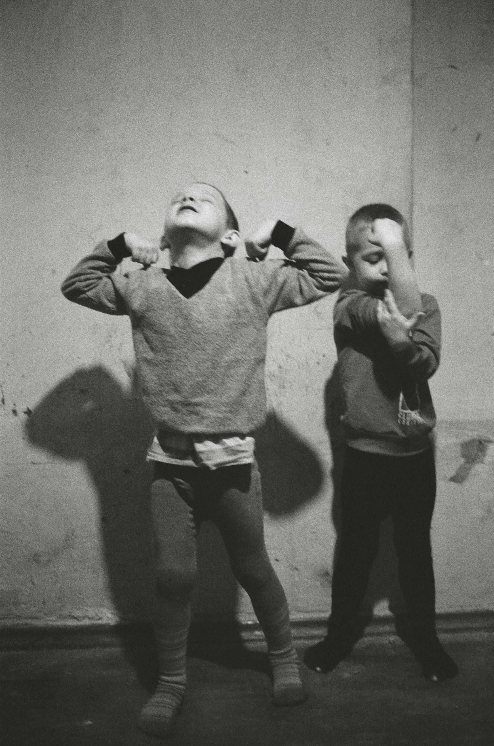 Двоє братів у своєму домі в Кураховому напередодні евакуації, Донецька область, лютий 2024 року. Фото: Josh Olley 8