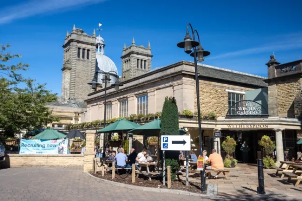 Зимові сади (JD Wetherspoon) у Королівських лазнях Гаррогейта в Північному Йоркширі, Англія, з клієнтами, які харчуються не вдома.