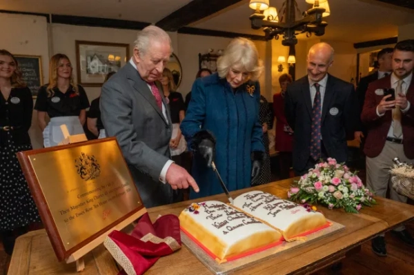 Король Британії Карл III та королева Камілла зустрічаються з членами громади під час візиту до Дедхема, поблизу міста Колчестер, східна Англія, 5 лютого 2026 року. (Фото Артура Едвардса / POOL / AFP via Getty Images)