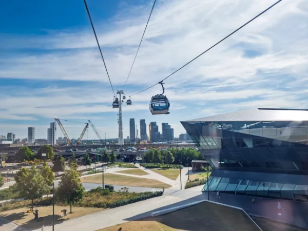 Канатні дороги перетинають річку Темзу над міським будівельним майданчиком з панорамою Лондона та O2 Arena