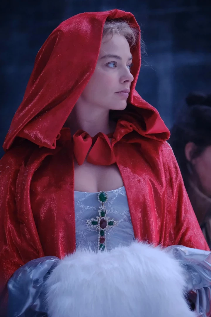 Залаштунки пошиття вбрання для фільму "Буремний перевал"
1