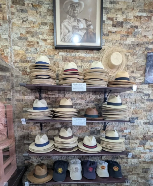 Кілька полиць кубинських капелюхів біля кам'яної стіни в магазині в Маленькій Гавані, Маямі