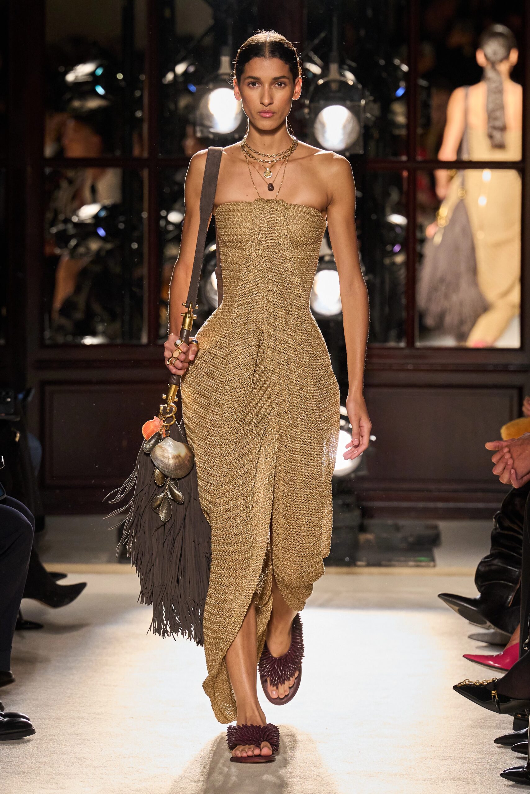 Топ-5 трендових босоніжок літа 2026: визначають подіуми