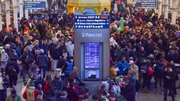 Пасажири чекають на терміналі Eurostar на міжнародному вокзалі Сент-Панкрас, оскільки поїзди Eurostar скасовано через відключення електроенергії в тунелі під Ла-Маншем. (Фото: ZUMA Press Wire/Shutterstock)