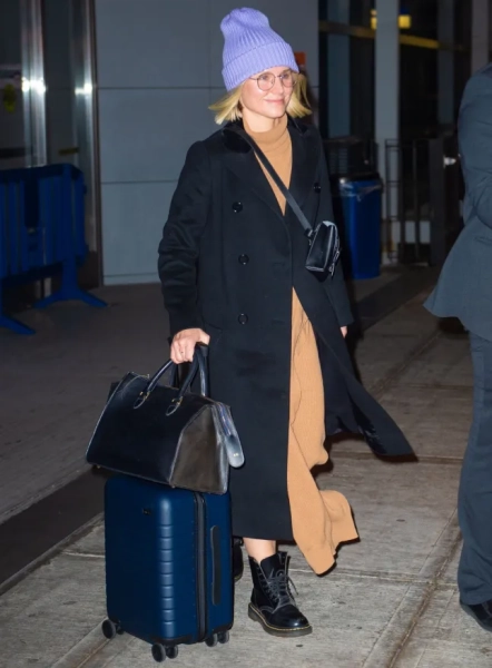 НЬЮ-ЙОРК, НЬЮ-ЙОРК – 11 ЛИСТОПАДА: Крістен Белл прибуває до аеропорту імені Джона Кеннеді 11 листопада 2019 року в Нью-Йорку. (Фото Адріана Едвардса/GC Images)