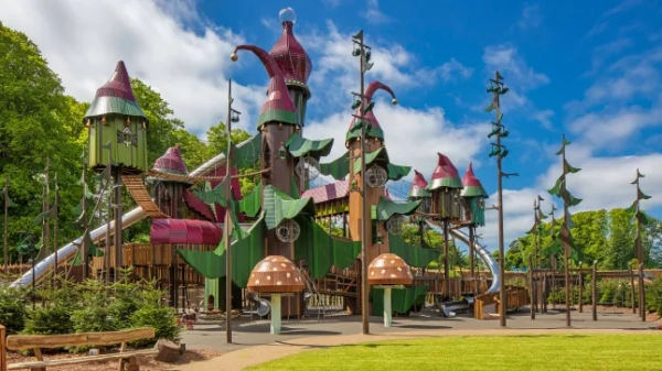 Найбільша у світі ігрова споруда, Лілідорей, розташована в саду Алнік у Нортумберленді.