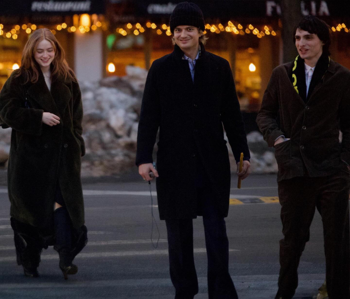 Спадкоємиця Ітана Гоука й Уми Турман побралася на закритій церемонії з акторами "Stranger Things" — світлини
7