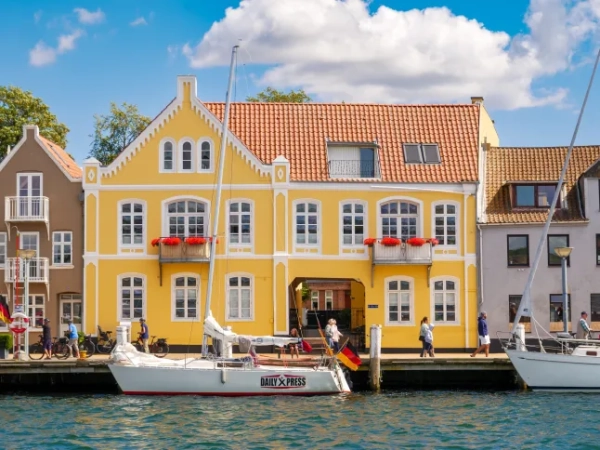 Набережна з жовтим датським будинком у Сондерборзі, острів Альс, південна Данія