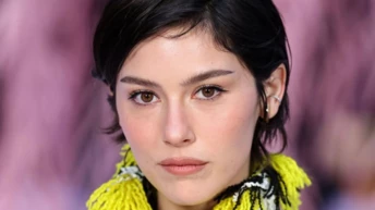 Паризький дебют: Ґрейсі Абрамс демонструє нову піксі-зачіску з французьким шармом.