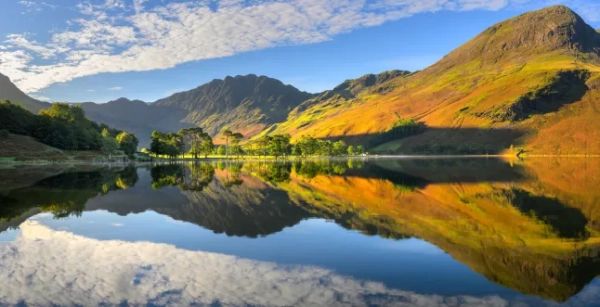 Крихітне село з «захопливим» озером, в яке люди не можуть повірити, знаходиться…
