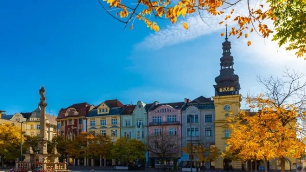 Вид на площу Масарика з пастельними та жовтими будівлями, Старою ратушею та Маріанською колоною в Остраві, Чехія.