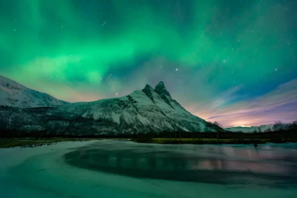 Полярне сяйво над засніженою горою, Сенья, Норвегія