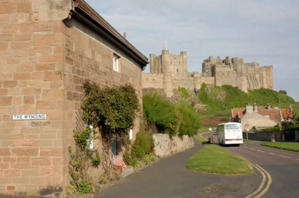 Туристичний автобус проїжджає повз замок Бамбург. (Фото: Джеффрі Грінберг/Universal Images Group via Getty Images)
