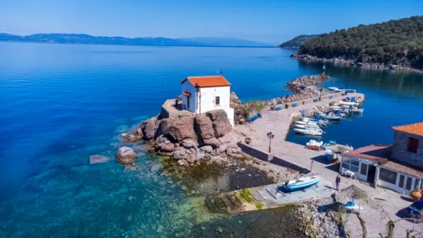 Невелика церква Панагії Горгони розташована на скелі в Скала Сікаміас, мальовничому приморському селі Лесбос.