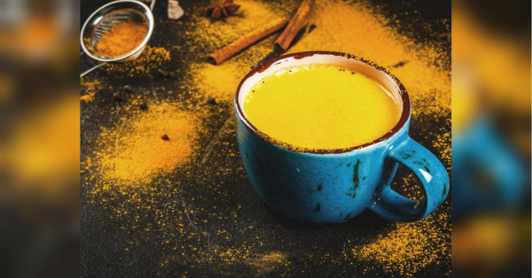 Цілюще молоко з куркумою: користь напою на ніч.